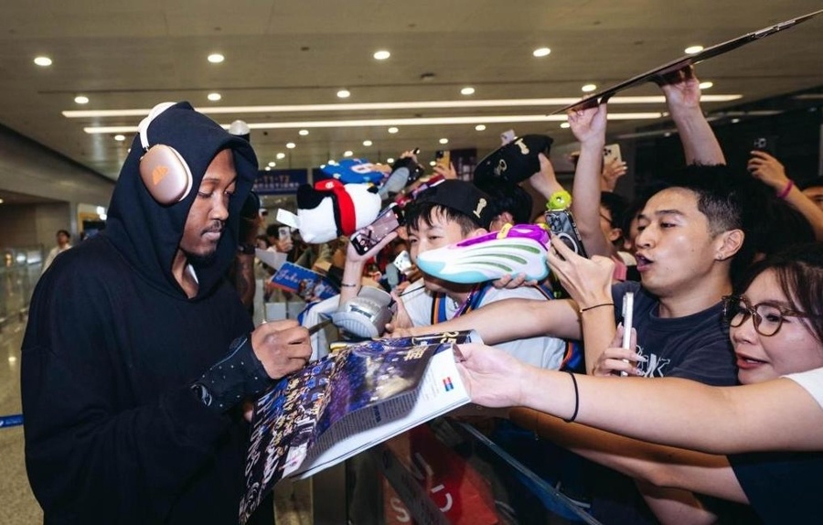 助力者带着, 其境