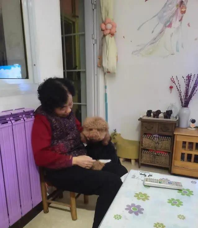 口守着, 像个小尾巴