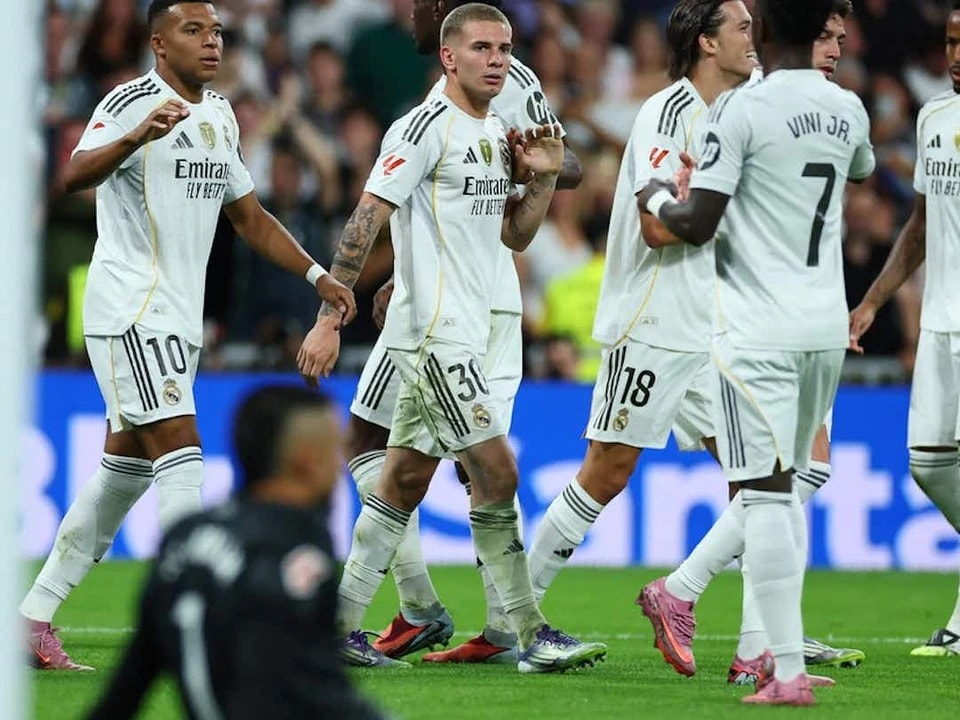 戴队长袖标, 中首次代表